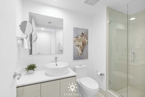 Shower, hair dryer, towels, shampoo - Upscale Coastal Stay | Studio, Pool & Balcony (Hallandale Beach)