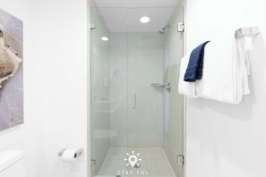 淋浴設備、風筒、提供毛巾、洗頭水
