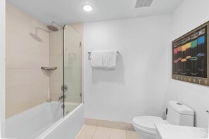 Dusche, Haartrockner, Handtücher, Shampoo