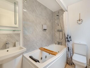Combined shower/bathtub, deep-soaking bathtub, hair dryer, towels - Cozy Countryside Cottage Retreat in Elkesley (Retford)
