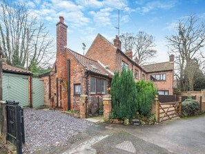 Exterior - Cozy Countryside Cottage Retreat in Elkesley (Retford)