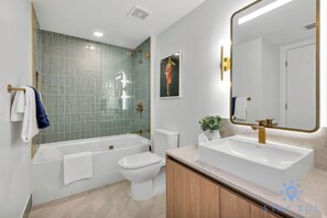 Shower, hair dryer, towels, shampoo - Amazing Apartment with amenities and Pool (Miami)