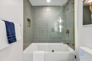 Shower, hair dryer, towels, shampoo - Amazing Apartment with amenities and Pool (Miami)
