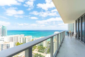 Property grounds - 2 BR Apartment with amenities and pool |Front Ocea (Hollywood)