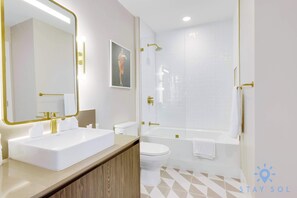 Shower, hair dryer, towels, shampoo - New! Stylish 1BR - Amenities & Pool (Miami)
