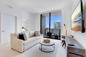 TV, offices - New! Stylish 1BR - Amenities & Pool (Miami)