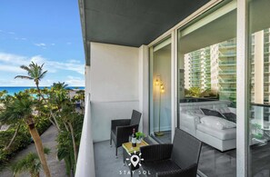 Terrace/patio - Modern Hollywood Beach Escape - City Views (Hollywood)