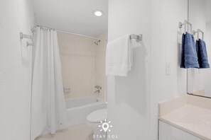 Shower, hair dryer, towels, shampoo - Modern Hollywood Beach Escape - City Views (Hollywood)