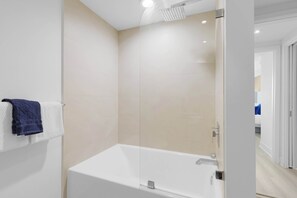 Shower, hair dryer, towels, shampoo - Luxury Beachfront Apt w/Rooftop Pool & Ocean Views (Hollywood)