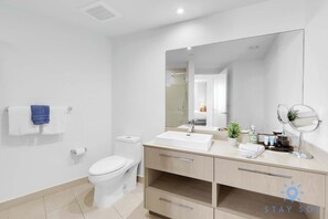 Shower, hair dryer, towels, shampoo - Amazing 2BR apt + Stunning Ocean View + Amenities (Hollywood)
