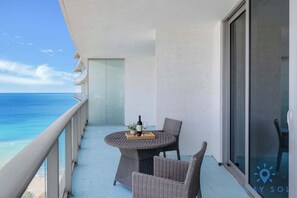 Outdoor dining - Amazing 2BR apt + Stunning Ocean View + Amenities (Hollywood)