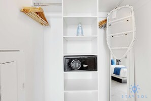 Room - Beautiful 1BR High-Rise | Sunset Views (Hollywood)