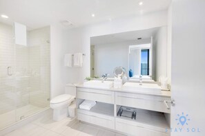 Shower, hair dryer, towels, shampoo - Beautiful 1BR High-Rise | Sunset Views (Hollywood)