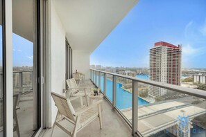 Property grounds - Beautiful 1BR High-Rise | Sunset Views (Hollywood)