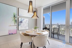 Dining - Beautiful 1BR High-Rise | Sunset Views (Hollywood)