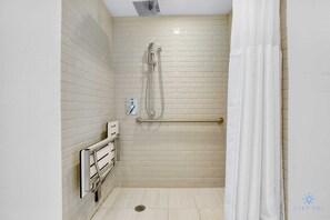 Shower, hair dryer, towels, shampoo - Luxury Hollywood Beach Condo w/Stunning Views (Hollywood)