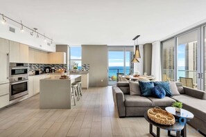 TV, offices - Wrap Around Balcony| Stunning Views |Amazing Pools (Hollywood)