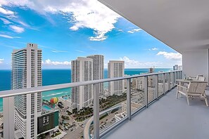Property grounds - 2BR Apt w/ Oceanfront Private balcony + Amenities (Hollywood)