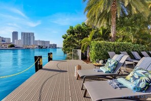 Terrace/patio - Stunning Infinity View Apt | Balcony & Pool (Hallandale Beach)