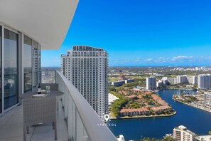 Property grounds - 1BR Apt With Ocean View Balcony + Pool & Gym (Hollywood)