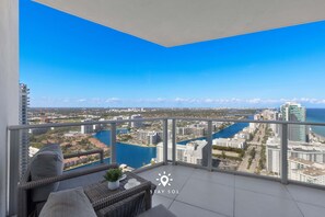 Property grounds - 1BR Apt With Ocean View Balcony + Pool & Gym (Hollywood)