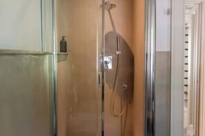 Dusche, Haartrockner, Bidet