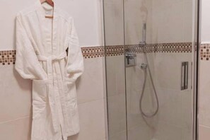 Dusche, Haartrockner, Bidet
