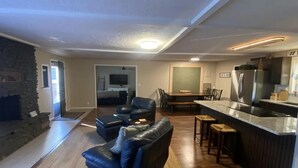 Living area - Lake Access, Firepit and Kayaks (Eucha)