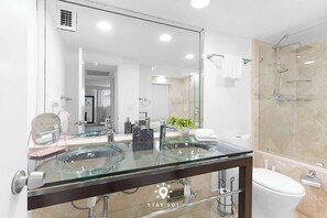 Shower, hair dryer, towels, shampoo - Modern Luxury by the Sea | 2BR, Pool & Gym (Hollywood)