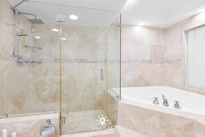 Een douche, een haardroger, handdoeken, shampoo
