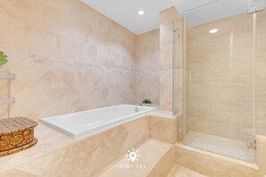Een douche, een haardroger, handdoeken, shampoo
