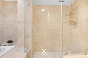 Een douche, een haardroger, handdoeken, shampoo