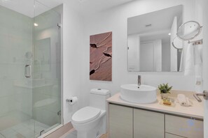 Shower, hair dryer, towels, shampoo - Sun & Style | 2BR Apartment Near Beach (Hallandale Beach)