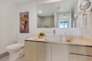 Shower, hair dryer, towels, shampoo - Sun & Style | 2BR Apartment Near Beach (Hallandale Beach)