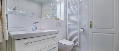 Dusche, Haartrockner, Handtücher, Seife