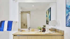 Shower, hair dryer, towels, shampoo - Hollywood Beach Retreat | Oceanview Resort (Hollywood)