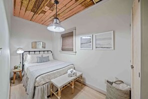 3 bedrooms, iron/ironing board, WiFi, bed sheets - As Seen on "Restoring Galveston": Surf Shack (Galveston)