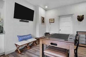 Games room - Yona Lodge - 4br Mountain Lodge, Hottub, Golf (Townsend)