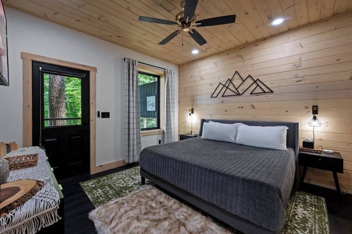 5 bedrooms, travel crib, WiFi (free), bed sheets