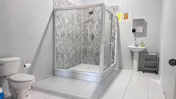 Dusche, HandtĂŒcher, Seife, Toilettenpapier