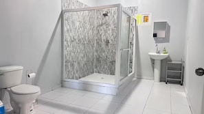 Dusche, Handtücher, Seife, Toilettenpapier