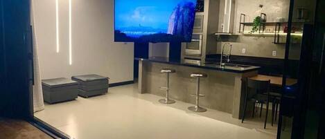 Talo, näköala uima-altaalle | Sisätilat