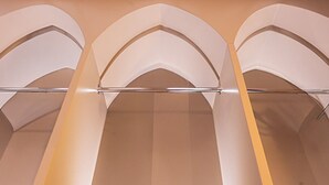 A corridor with arched ceilings and a central light fixture. - Chiave di Volta Luxury Rooms & Suites (Palermo)