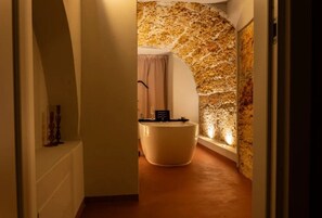 Suite estudio junior, bañera | Ropa de cama hipoalergénica, minibar, caja fuerte