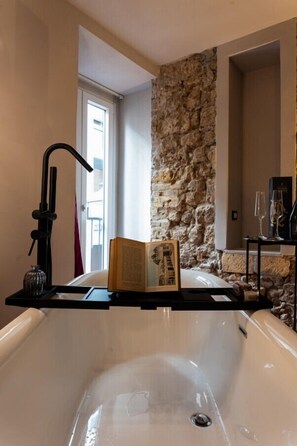 Estudi en suite júnior, banyera, vistes a la ciutat | Sala d'estar