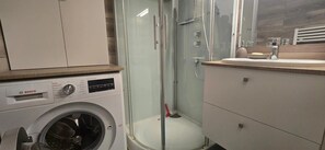 Shower, hair dryer, towels - Instant Ubaye Studio Barcelonnette with Mountain View, Private Terrace & Wi-Fi (Barcelonnette)