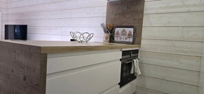 Fridge, microwave, oven, stovetop - Instant Ubaye Studio Barcelonnette with Mountain View, Private Terrace & Wi-Fi (Barcelonnette)