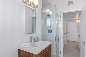 Shower, hair dryer, towels - Mid-Century Oasis – Palm Springs Pool Retreat (Palm Springs)