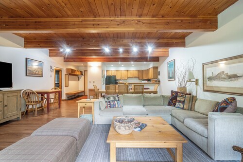 Spacious 2 Bedroom Condo Steps to Downtown