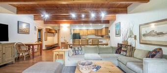 Spacious 2 Bedroom Condo Steps to Downtown